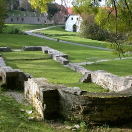 Die Grundmauern der Klosterkirche vom ehemaligen Frauenklosters befinden sich im Tal der Anlage.