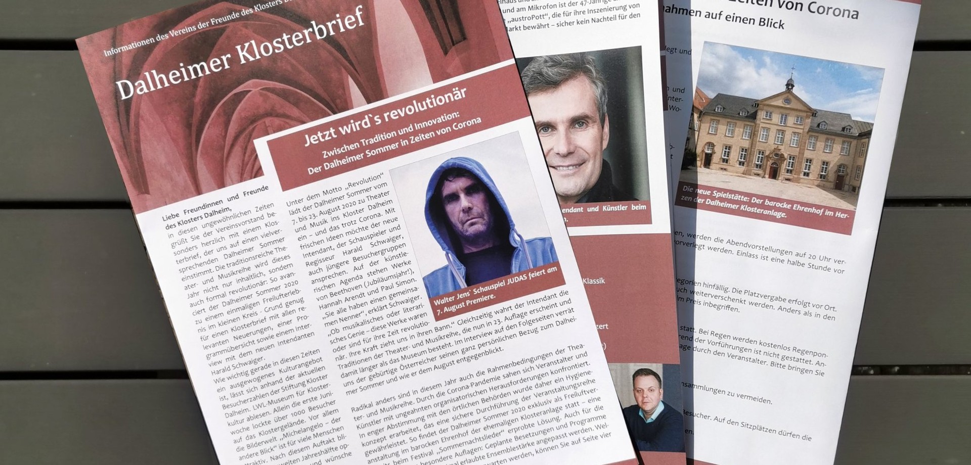 Drei Klosterzeitungen liegen aufgefächert auf einer grauen Fläche.