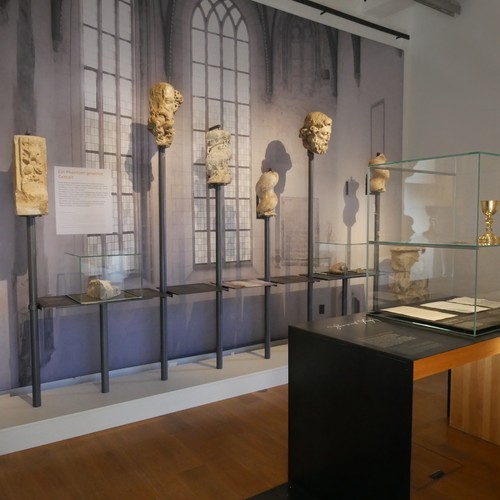 Fragmente des Dalheimer barocken Hochaltars sind in einem Ausstellungsraum zu sehne.