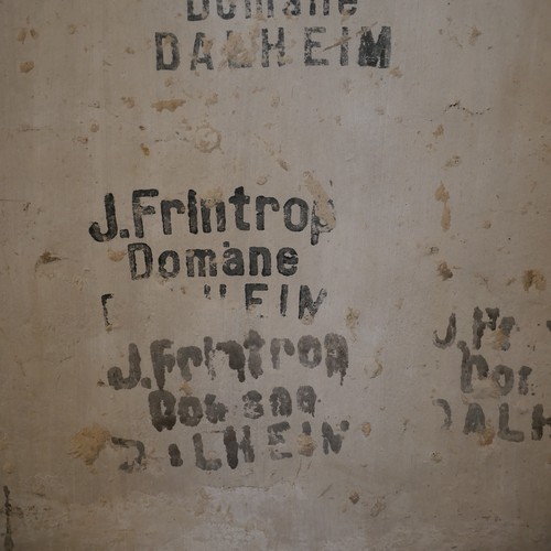Auf einer Betonwand sind Stempel mit dem Aufdruck "Frintrop Dalheim".