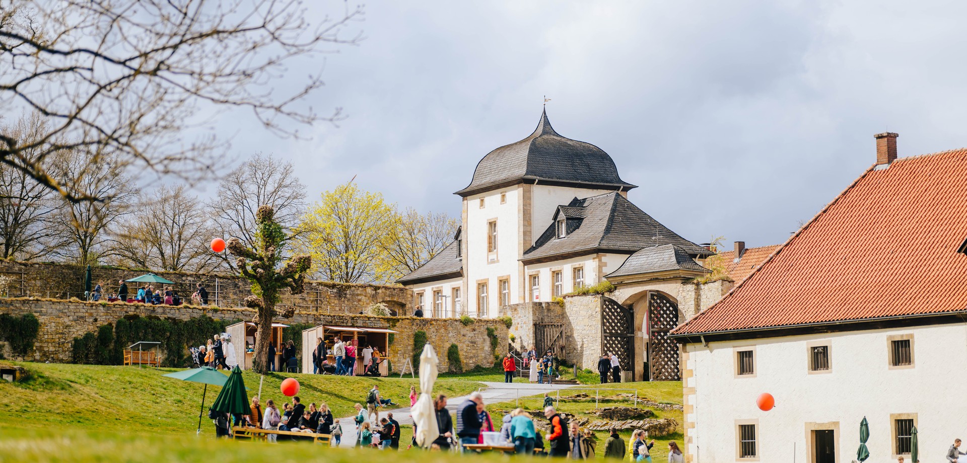 Blick vom Klostergelände aus auf die Schreinerei und die Schmiede.