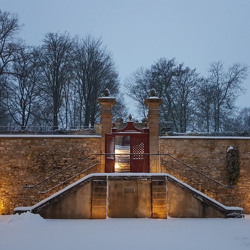 Der Ehrenhof im Schnee beleuchte.