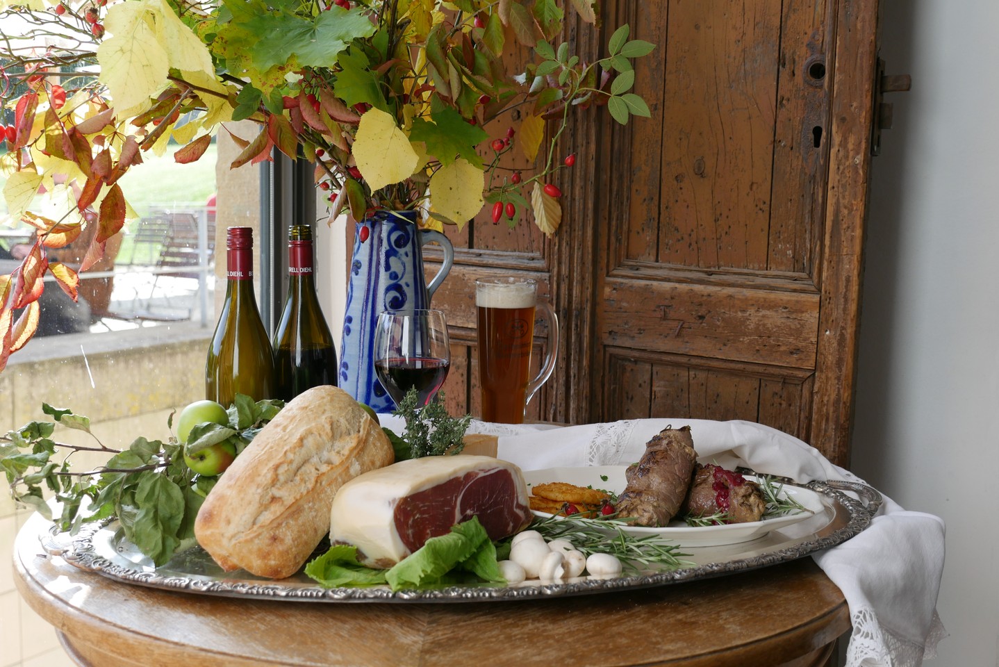 Ein Tisch im Wirtshaus mit Schinken, Brot und anderen Lebensmitteln. Foto: LWL/Kruck