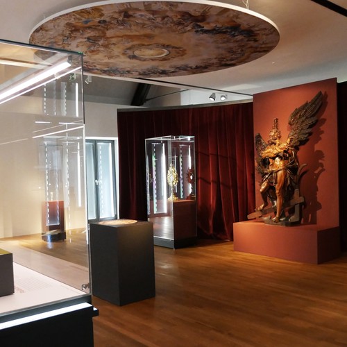 Dauerausstellung mit unterschiedlichen Exponaten.
