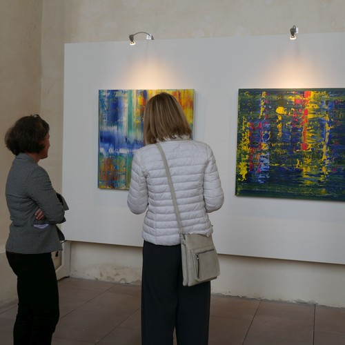 Zwei Frauen betrachten zwei Werke von Max Heide.