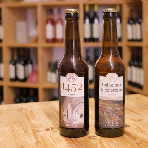 Zwei Bierflaschen aus dem Kloster Dalheim stehen im Klosterladen.