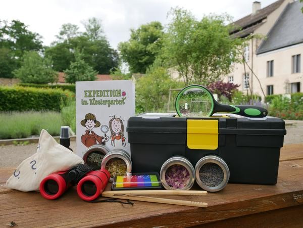 Inhalt der Gartenforscherbox: Lupe, Zange, Fernglas...