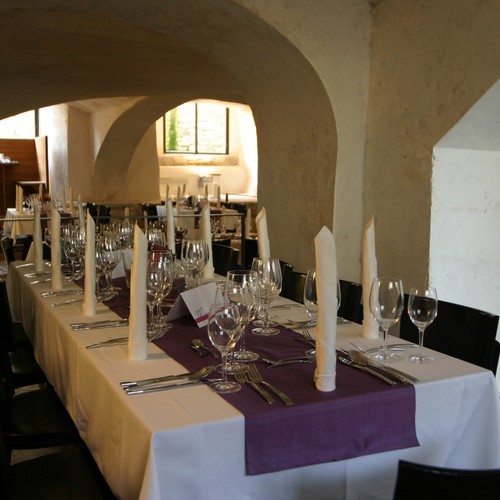 Gedeckter Tisch im historischen Braukeller.