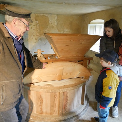 Ein Herr zeigt das Innere der Dalheimer Mühle.
