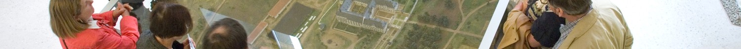 Mehrere Personen betrachten ein Landschaftsmodell der Dalheimer Klosteranlage in einer Glasvitrine.