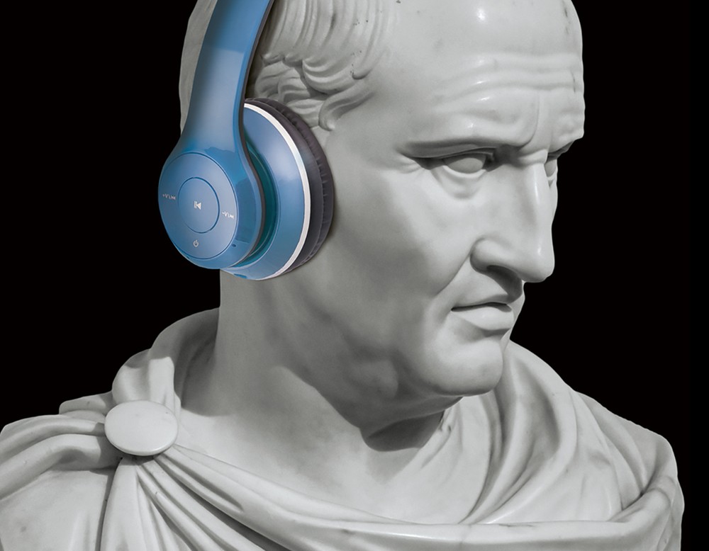 Eine Büste von Marcus Tullius Cicero, die eine blaue Kopfhörer trägt.