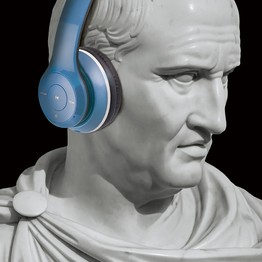 Eine Büste von Marcus Tullius Cicero, die eine blaue Kopfhörer trägt.