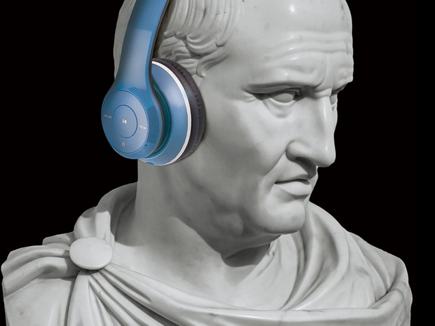 Eine Büste von Marcus Tullius Cicero, die eine blaue Kopfhörer trägt. Eine Büste von Marcus Tullius Cicero, die eine blaue Kopfhörer trägt.
