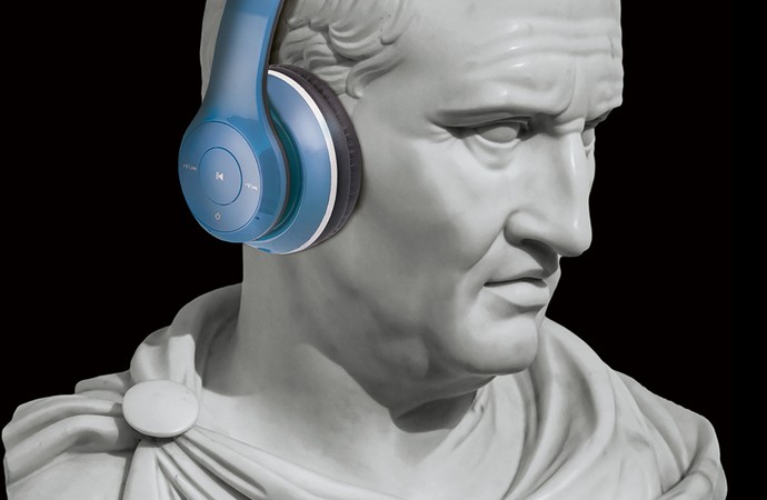 Eine Büste von Marcus Tullius Cicero, die eine blaue Kopfhörer trägt.