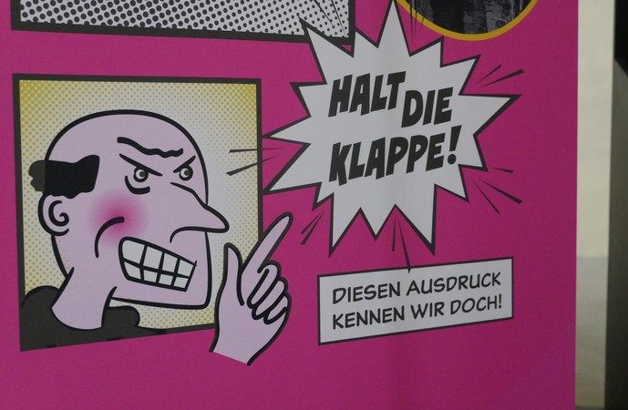 Ein Comic-Bild zeigt einen wütenden Mönch mit dem Ausspruch: "Halt die Klappe!"