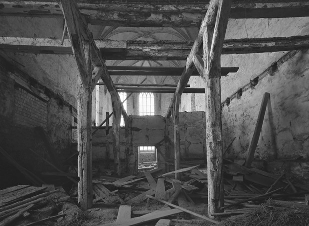 Schwarz-weiß Foto vom inneren der Kirche mit eingezogenen Fachwerkböden für die Heulagerung.