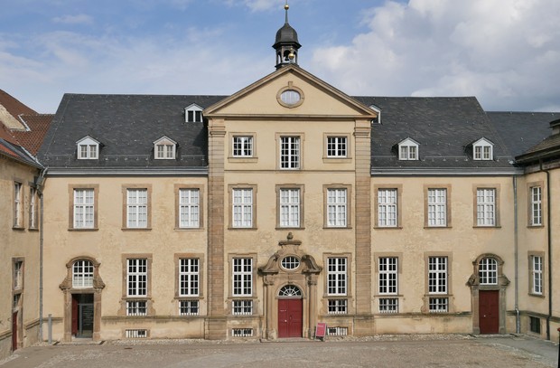 Barocker Ehrenhof mit aufwändig verzierter Fassade aus hellem Gestein.