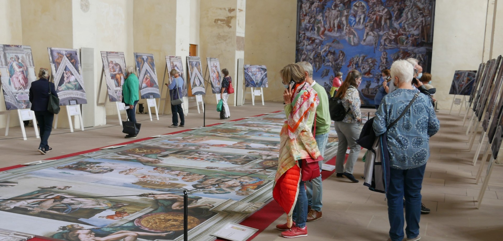 Viele Menschen schauen sich die Ausstellung "Michelangelo - Der andere Blick" (2020) in der Klosterkirche an.