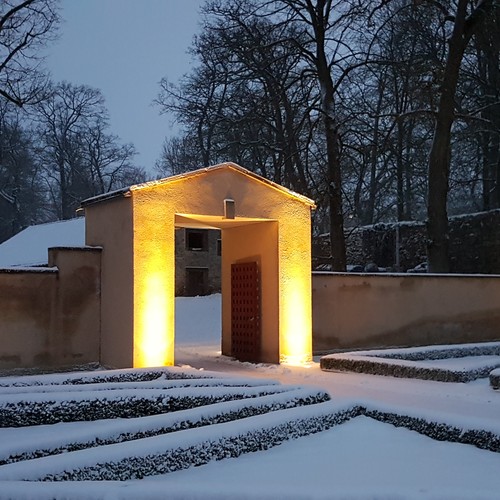 Das Oetkertor beleuchtet im Schnee.