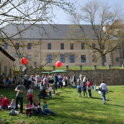Viele Kinder und Erwachsene halten sich auf dem Klostergelände auf.