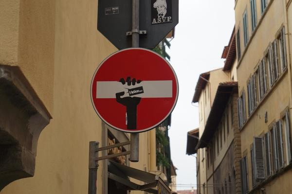 Ein Stopp-Schild in Florenz wurde von einem Straßenkünstler umgestaltet.