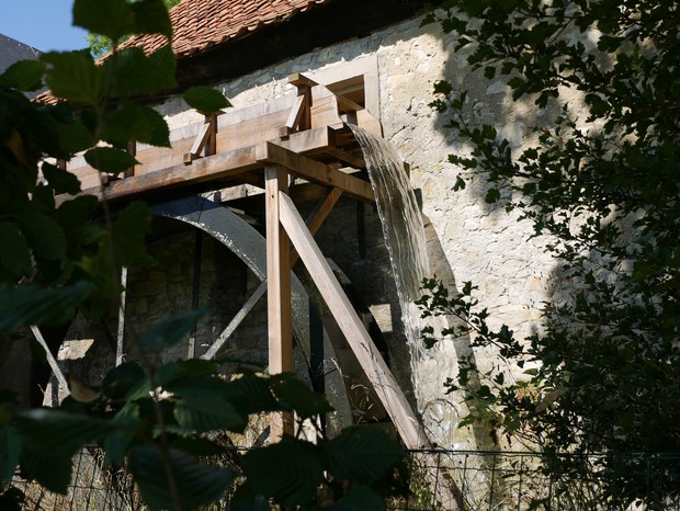 Die historische Wassermühle des Klosters.