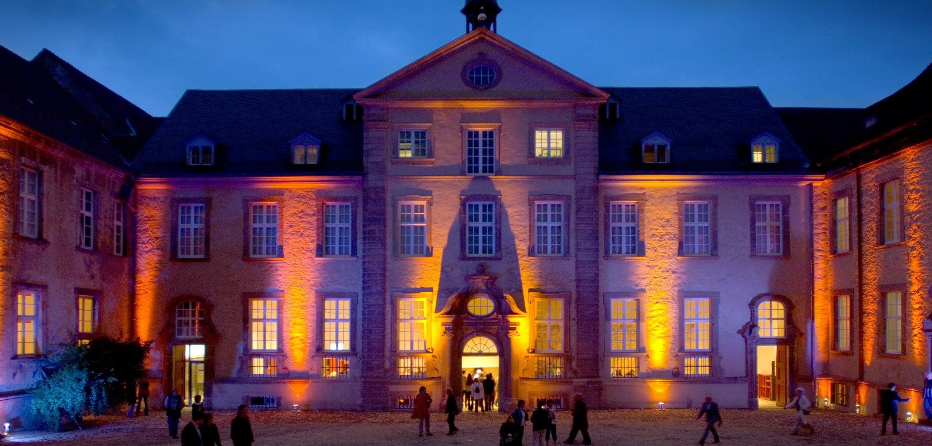 Der beleuchtete Ehrenhof.