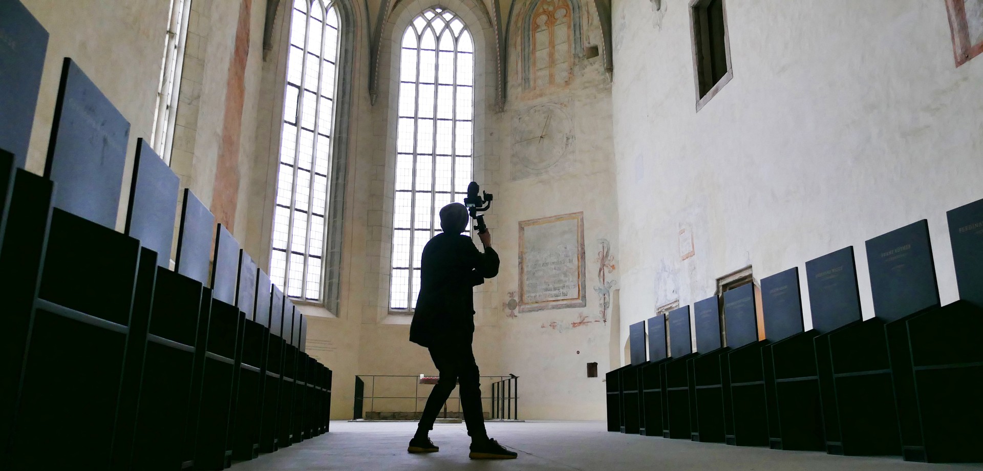 Eine Person führt Filmaufnahmen in der Dalheimer Klosterkirche durch.