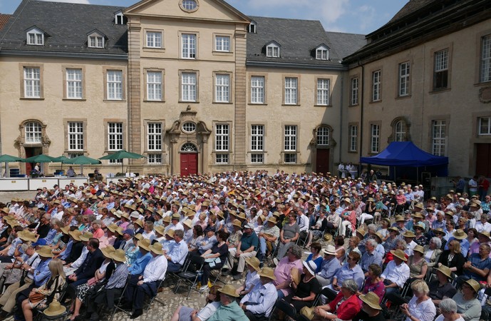 Das Bild zeigt eine Veranstalrung der Sommernachtslieder im Ehrenhof des Klosters Dalheim.