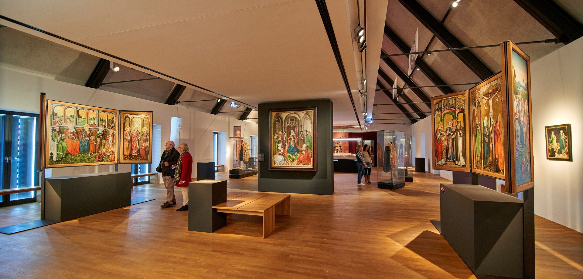 Besucher schauen sich Exponate in der Dauerausstellung an.