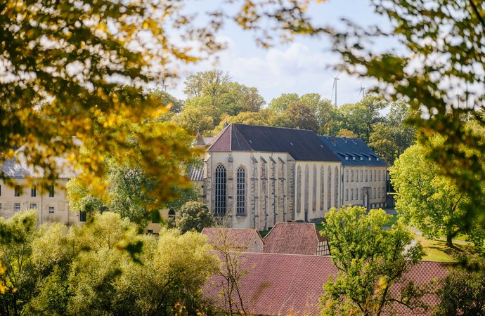 Blick auf die ehemalige Klosterkirche im Spätsommer.