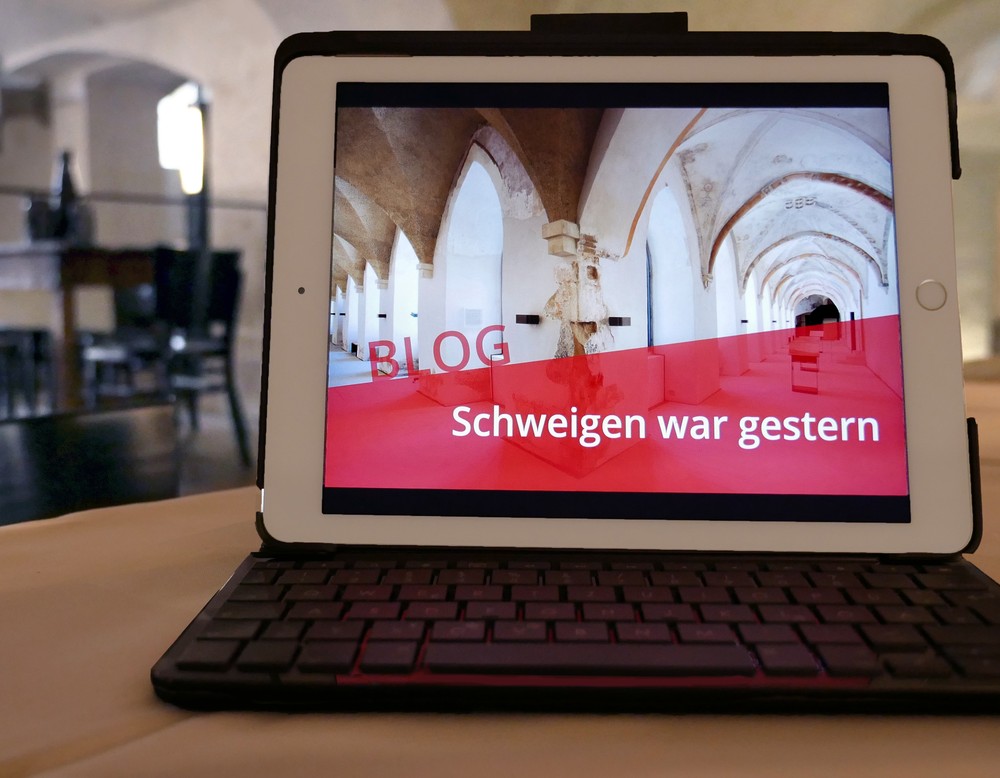 Ein Tablet mit dem Titelbild des Dalheimer Blogs steht auf einem Tisch.