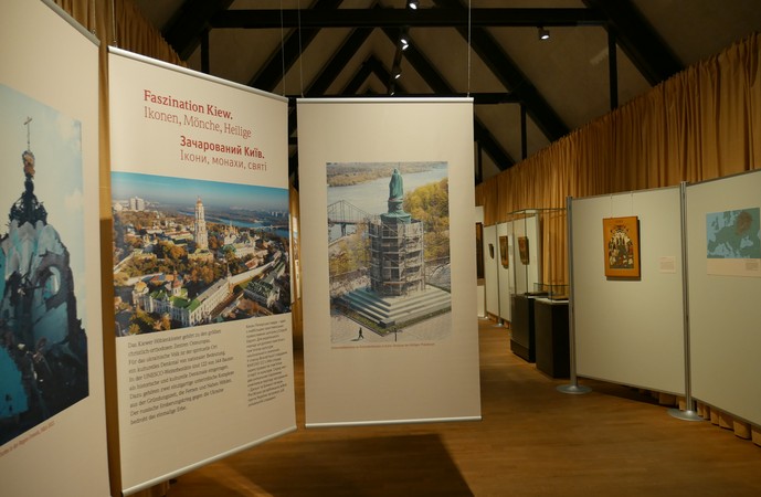 Im vorderen Teil der Studio-Ausstellung hängen Textfahnen mit Informationen zur Ausstellung.