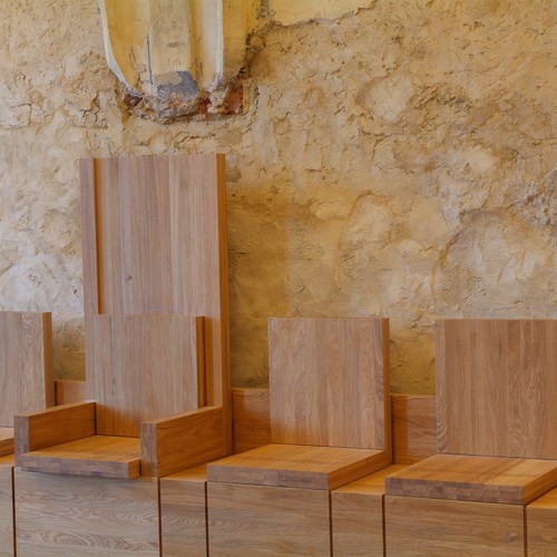 Holzsitze im Kapitelsaal, dem Versammlungsraum des Klosters. Foto: KnaufKassel, Fuldabrück