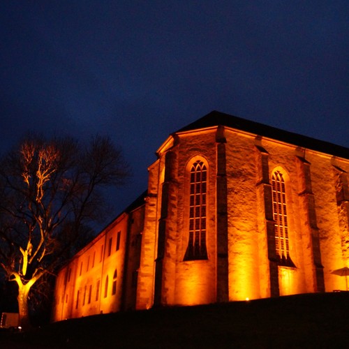 Auf dem Bild ist ein die angeleuchtet Klosterkirche zu sehen.