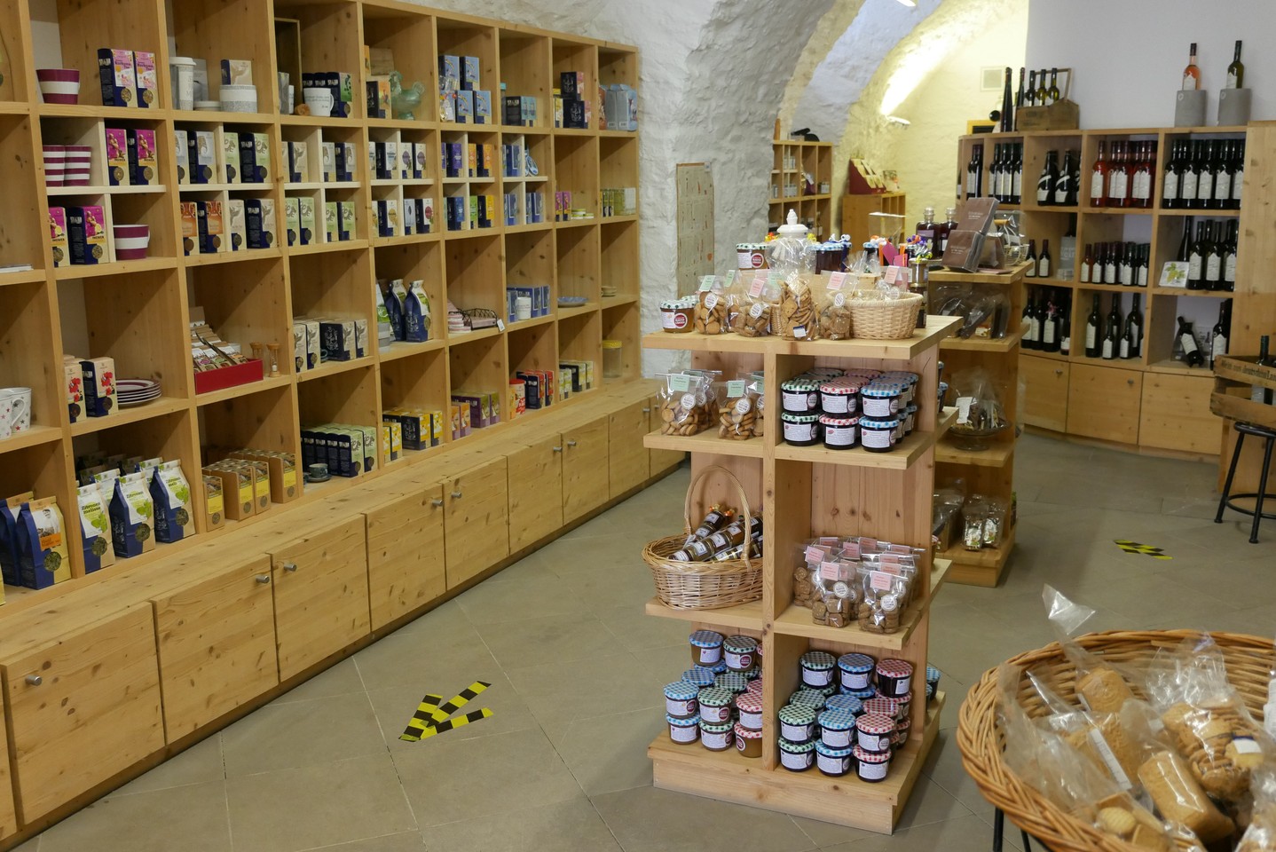 Blick in den Klosterladen mit vielen Produkten in Regalen und auf Tischen.