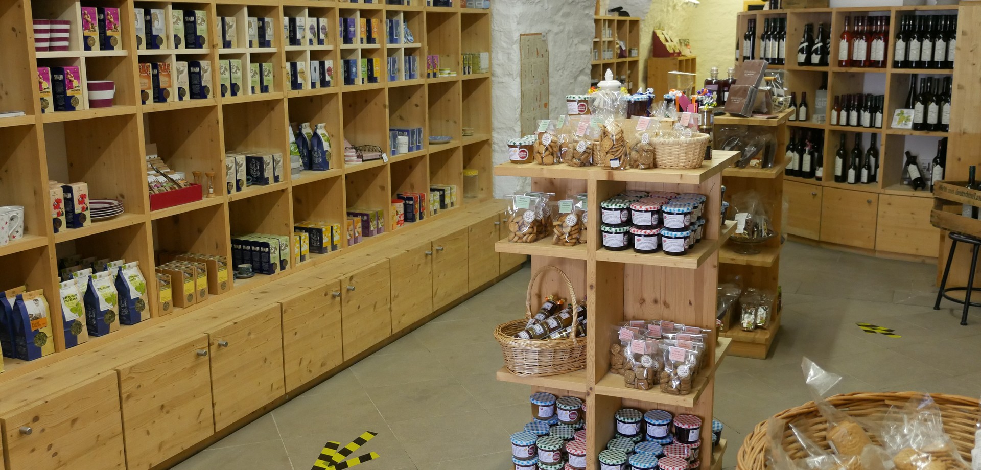 Blick in den Klosterladen mit vielen Produkten in Regalen und auf Tischen.