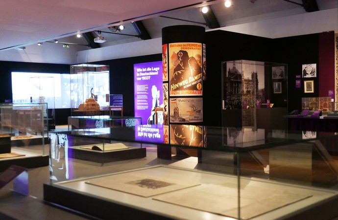 Raumeindruch der Sonderausstellung "Und vergib uns unsere Schuld? Kirchne und Klöster im Nationalsozialismus"