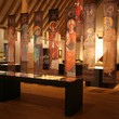 Großer Ausstellungsraum mit unterschiedlichen Exponaten zur Klostergeschichte.