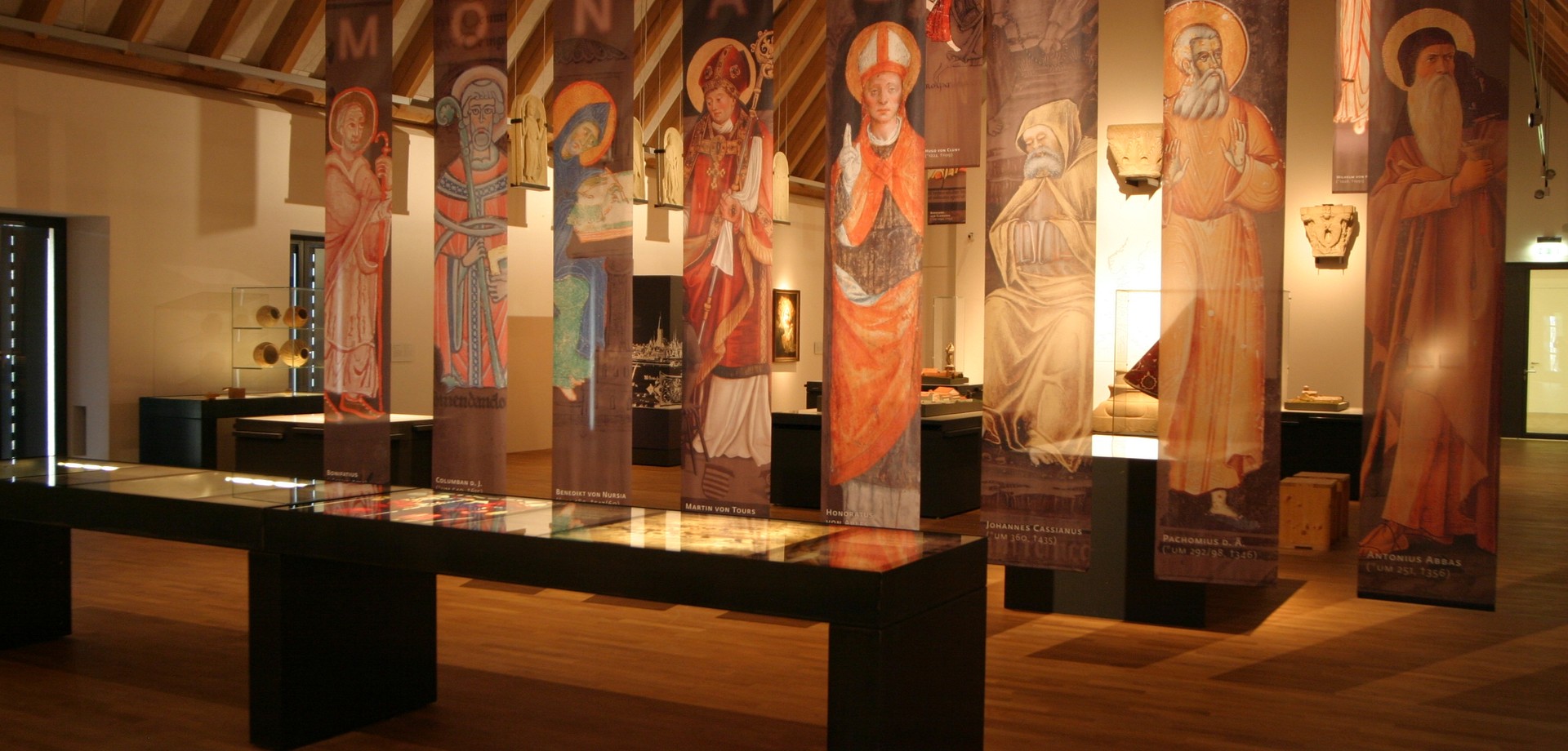Großer Ausstellungsraum mit unterschiedlichen Exponaten zur Klostergeschichte.