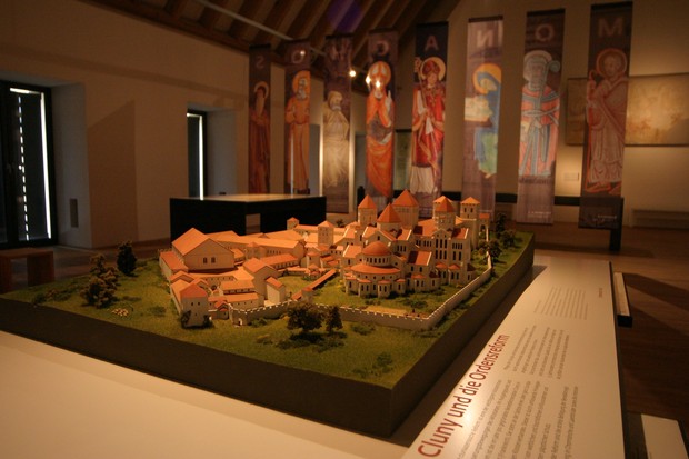 Modell der Klosteranlage von Cluny (Frankreich) in ihrer größten Ausdehnung.