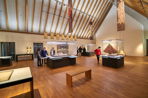 Einige Besucher schauen sich Exponate in der Dauerausstellung an.