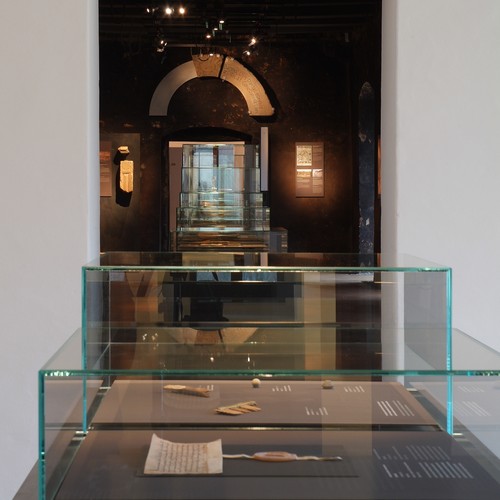 Ein breites Stahlband führt in der Ausstellung durch rund 800 Jahre Geschichte des Klosters Dalheim.