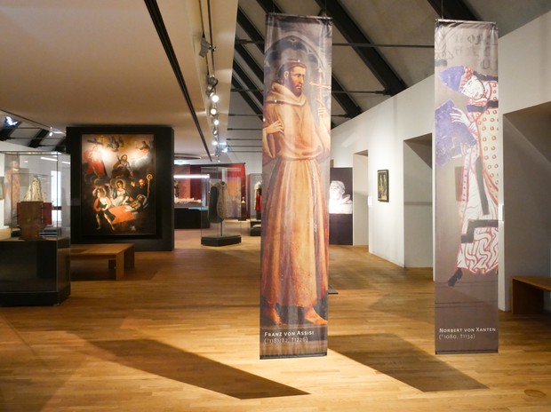 Blick in die Dauerausstellung mit dem Gemälde "Die Todesstunde" aus dem 18. Jahrhundert