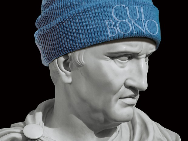 Eine Büste von Marcus Tullius Cicero, die eine blaue Mütze trägt mit dem Spruch "Cui bono".