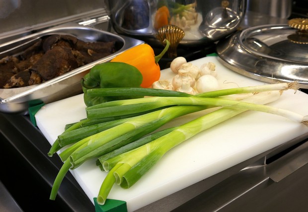 Verschiedenes Gemüse liegt auf einem Schneidebrett für den Kochkurs.