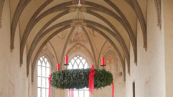 Ein großer Adventskranz hängt in der Dalheimer Klosterkirche von der Decke.