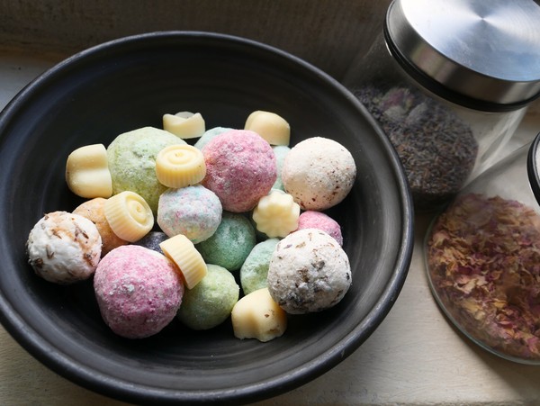 Badekugeln in einer Schale im Kreuzgang