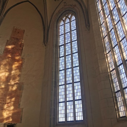 Kirchenfenster, durch das Licht ins innere scheint.