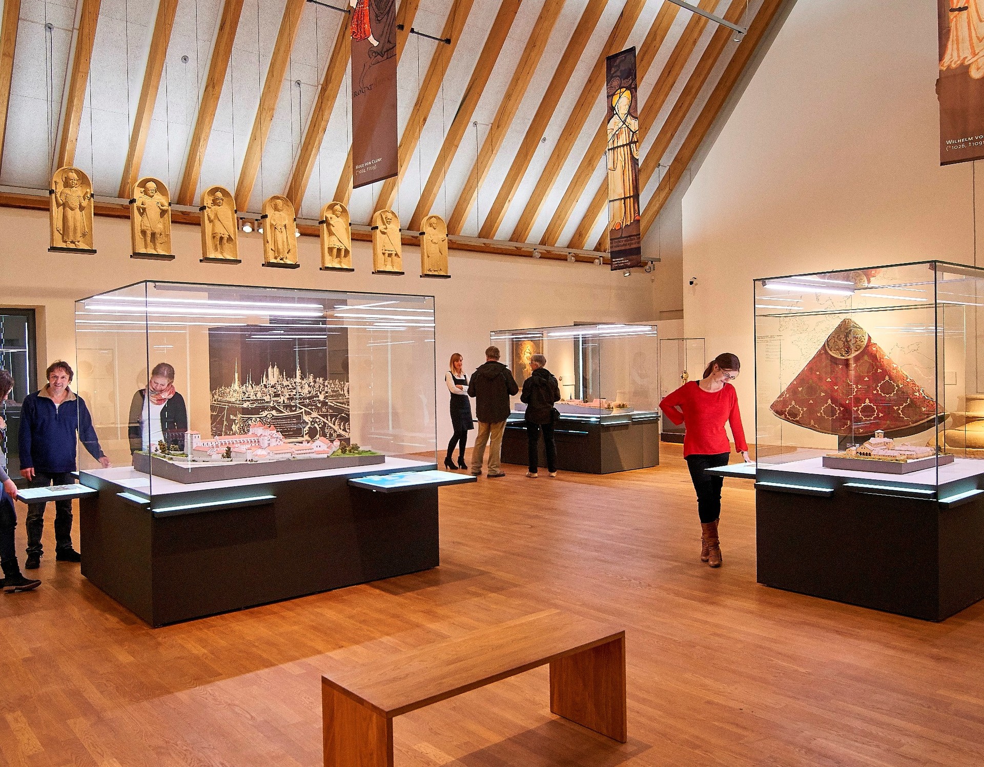 Einige Besucher schauen sich Exponate in der Dauerausstellung an.